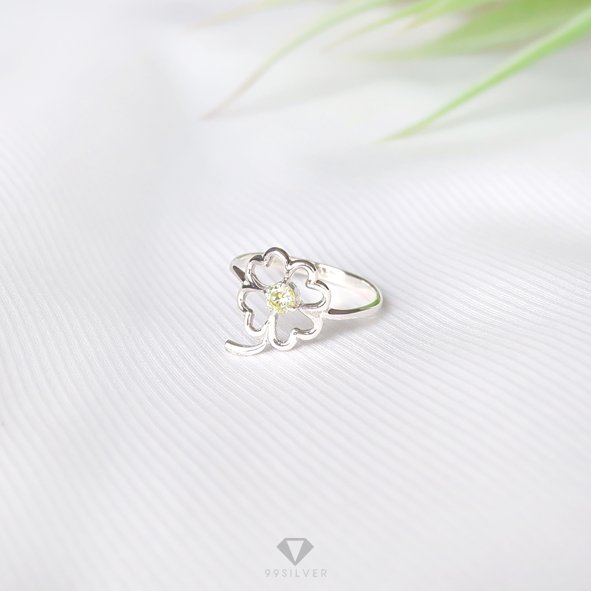 แหวนใบ Clover ประกับเพชร 4 แฉกแห่งความโชคดี Hope Faith Love Luck