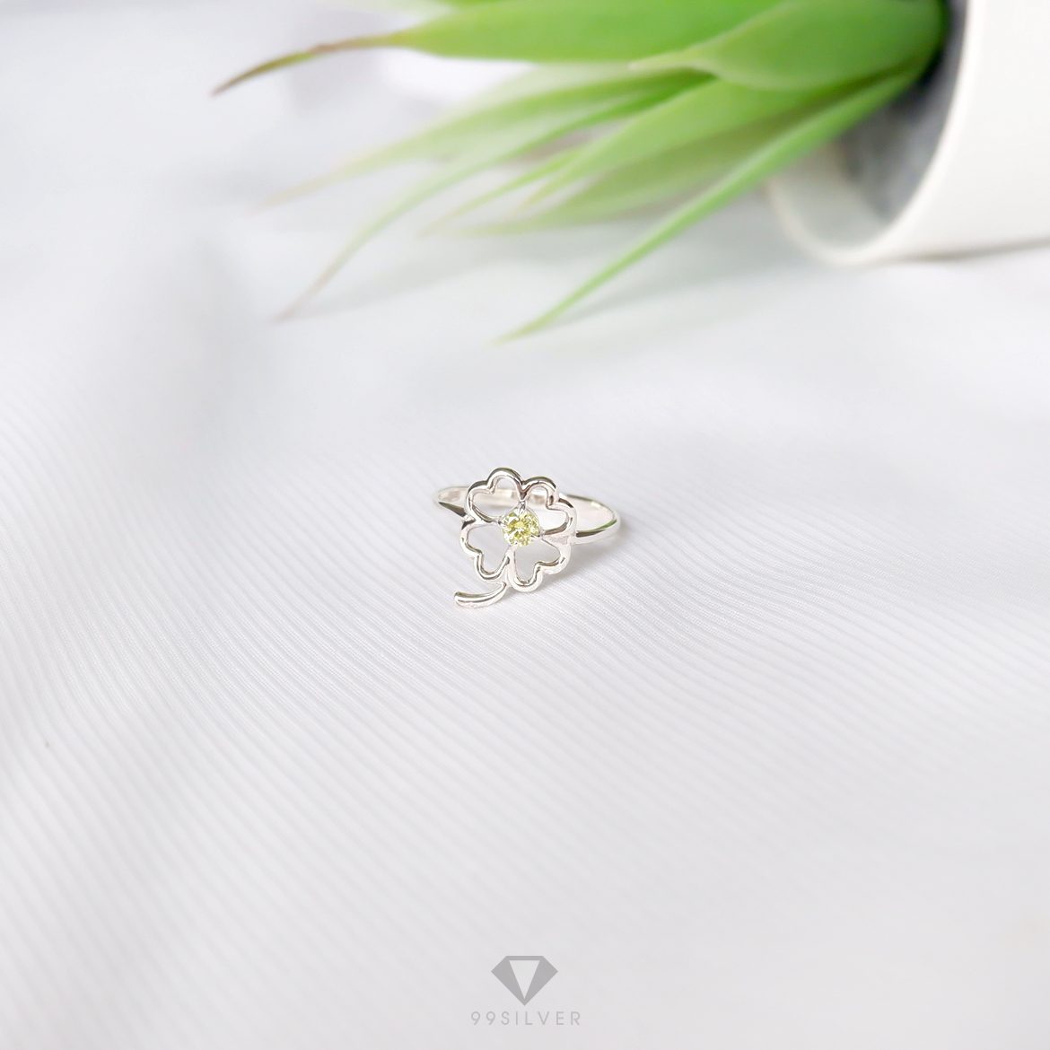 แหวนใบ Clover ประกับเพชร 4 แฉกแห่งความโชคดี Hope Faith Love Luck