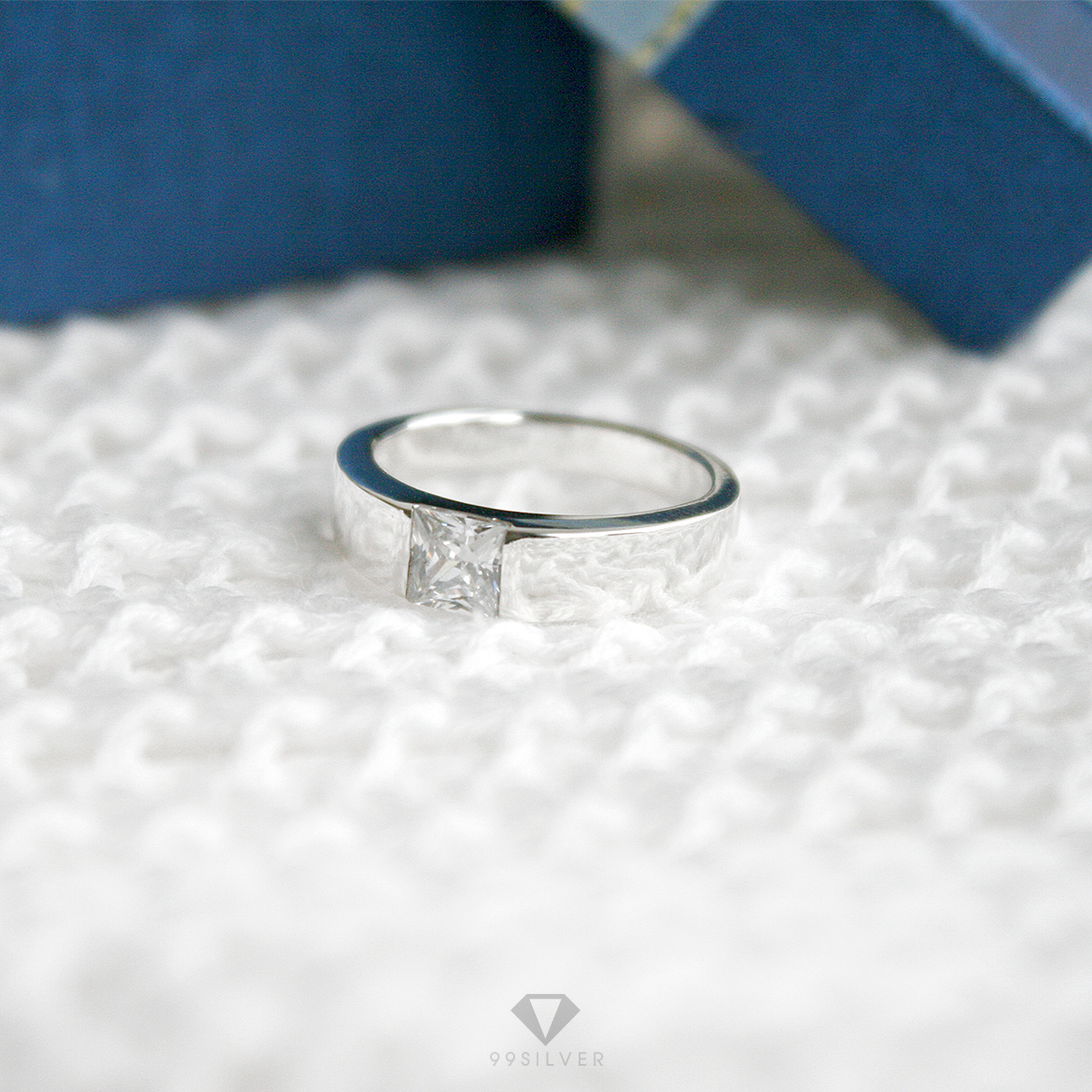 แหวนเงินทรงเหลี่ยมฝังเพชร 1 เม็ด Diamond Cut ขนาด 5 มิลลิเมตร ก้านลดระดับสวยงาม