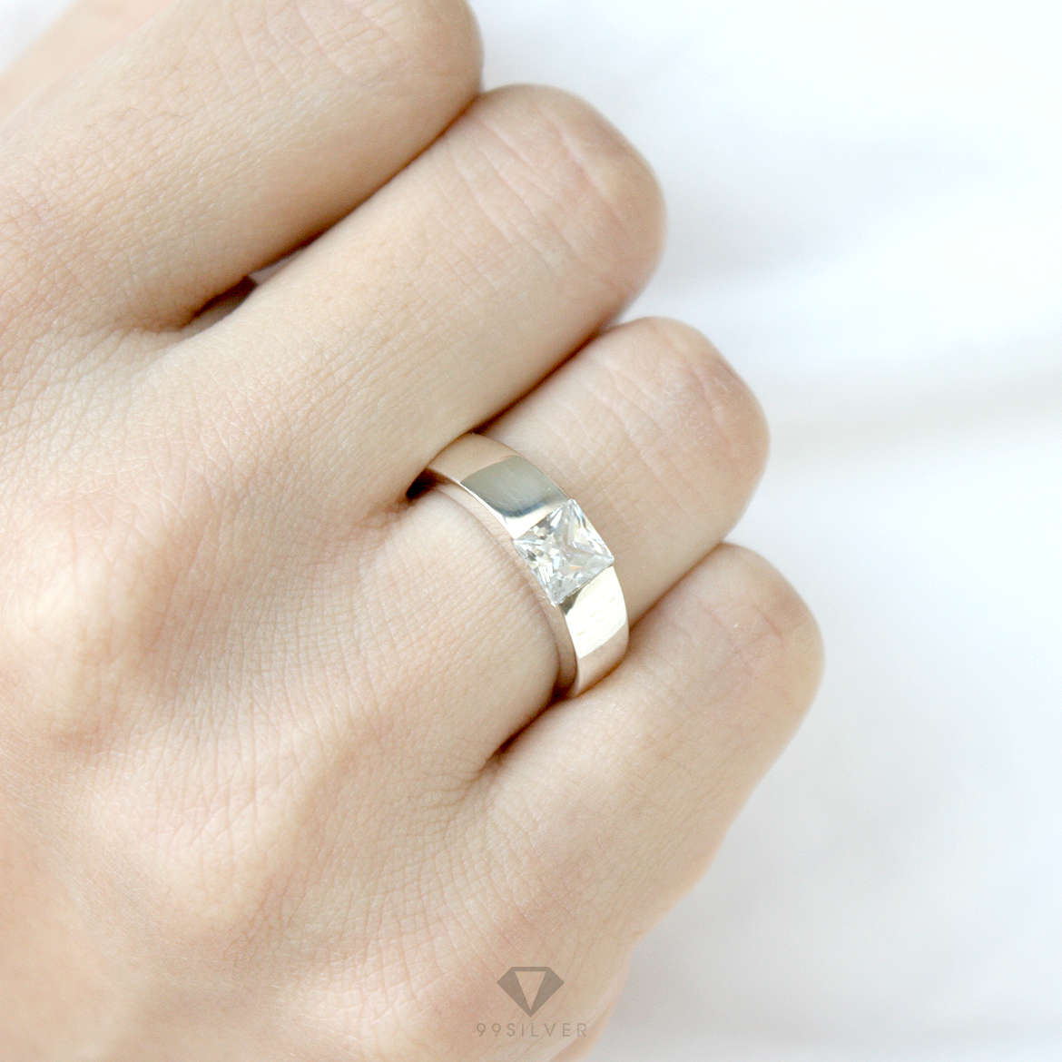 แหวนเงินทรงเหลี่ยมฝังเพชร 1 เม็ด Diamond Cut ขนาด 5 มิลลิเมตร ก้านลดระดับสวยงาม
