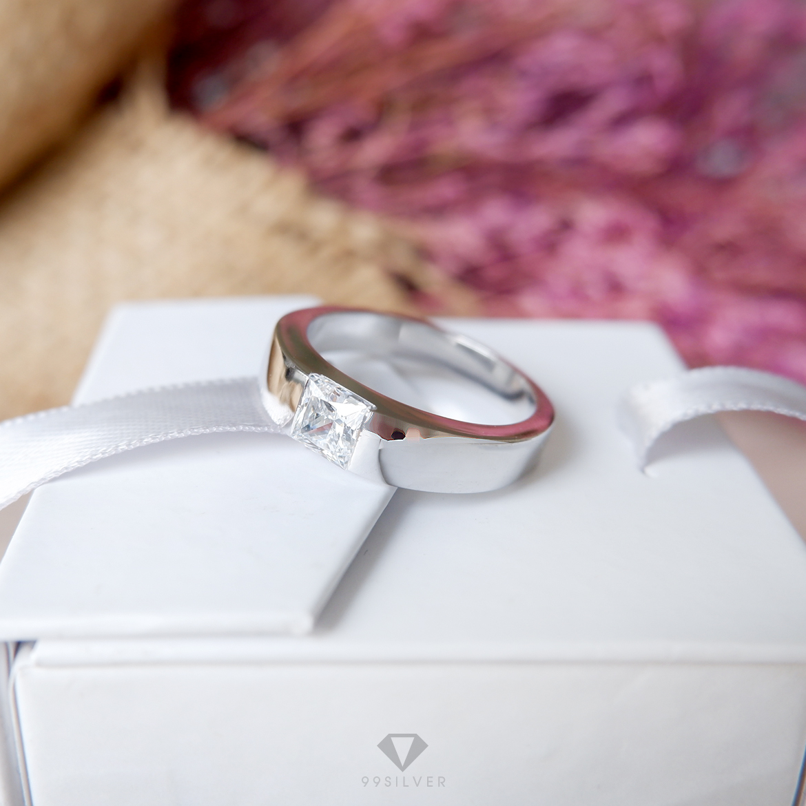 แหวนเงินทรงเหลี่ยมฝังเพชร 1 เม็ด Diamond Cut ขนาด 5 มิลลิเมตร ก้านลดระดับสวยงาม