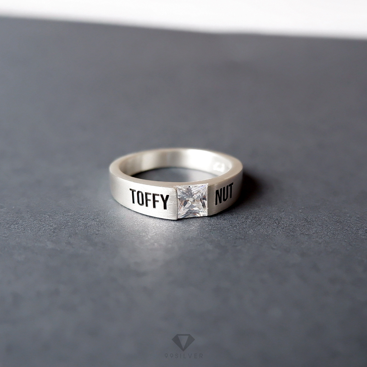 แหวนเงินทรงเหลี่ยมฝังเพชร 1 เม็ด Diamond Cut ขนาด 5 มิลลิเมตร ก้านลดระดับสวยงาม