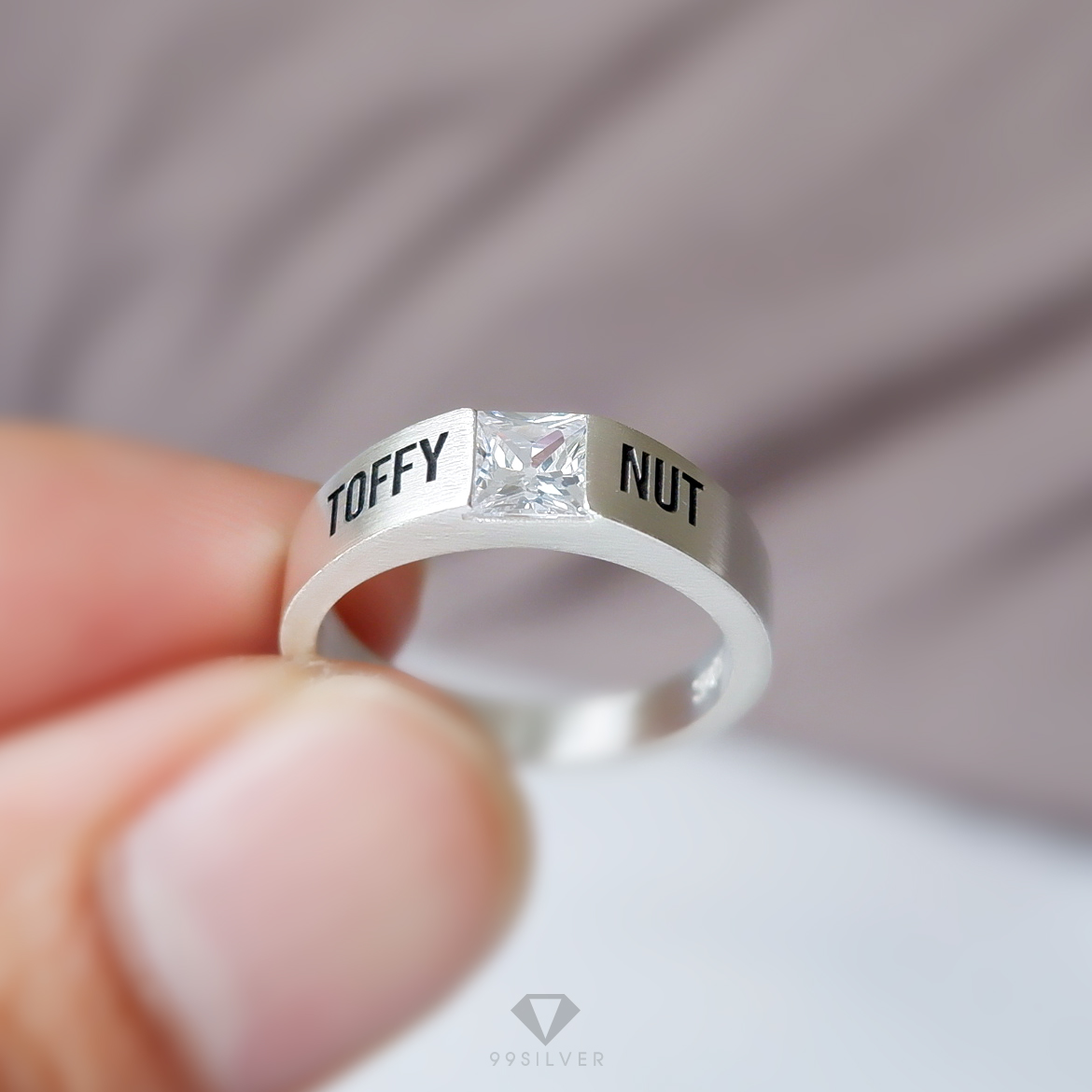 แหวนเงินทรงเหลี่ยมฝังเพชร 1 เม็ด Diamond Cut ขนาด 5 มิลลิเมตร ก้านลดระดับสวยงาม