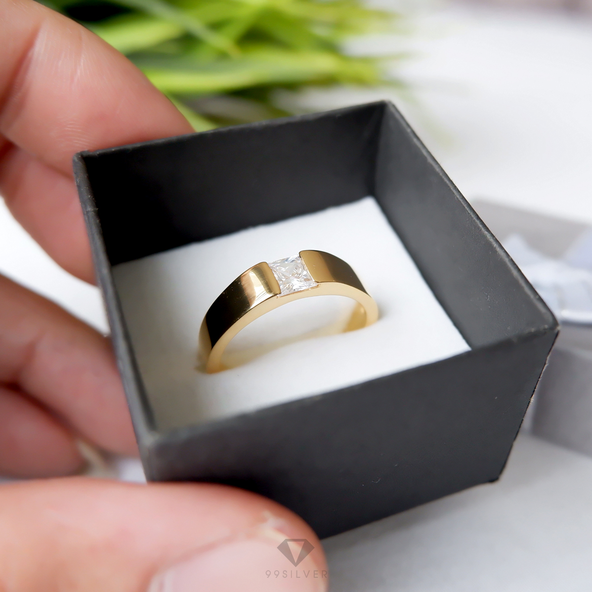 แหวนเงินทรงเหลี่ยมฝังเพชร 1 เม็ด Diamond Cut ขนาด 5 มิลลิเมตร ก้านลดระดับสวยงาม