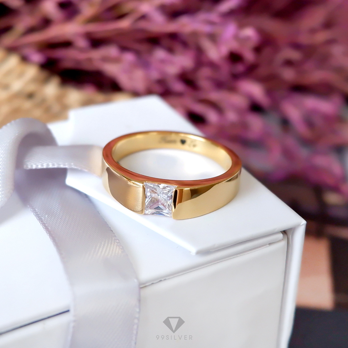 แหวนเงินทรงเหลี่ยมฝังเพชร 1 เม็ด Diamond Cut ขนาด 5 มิลลิเมตร ก้านลดระดับสวยงาม