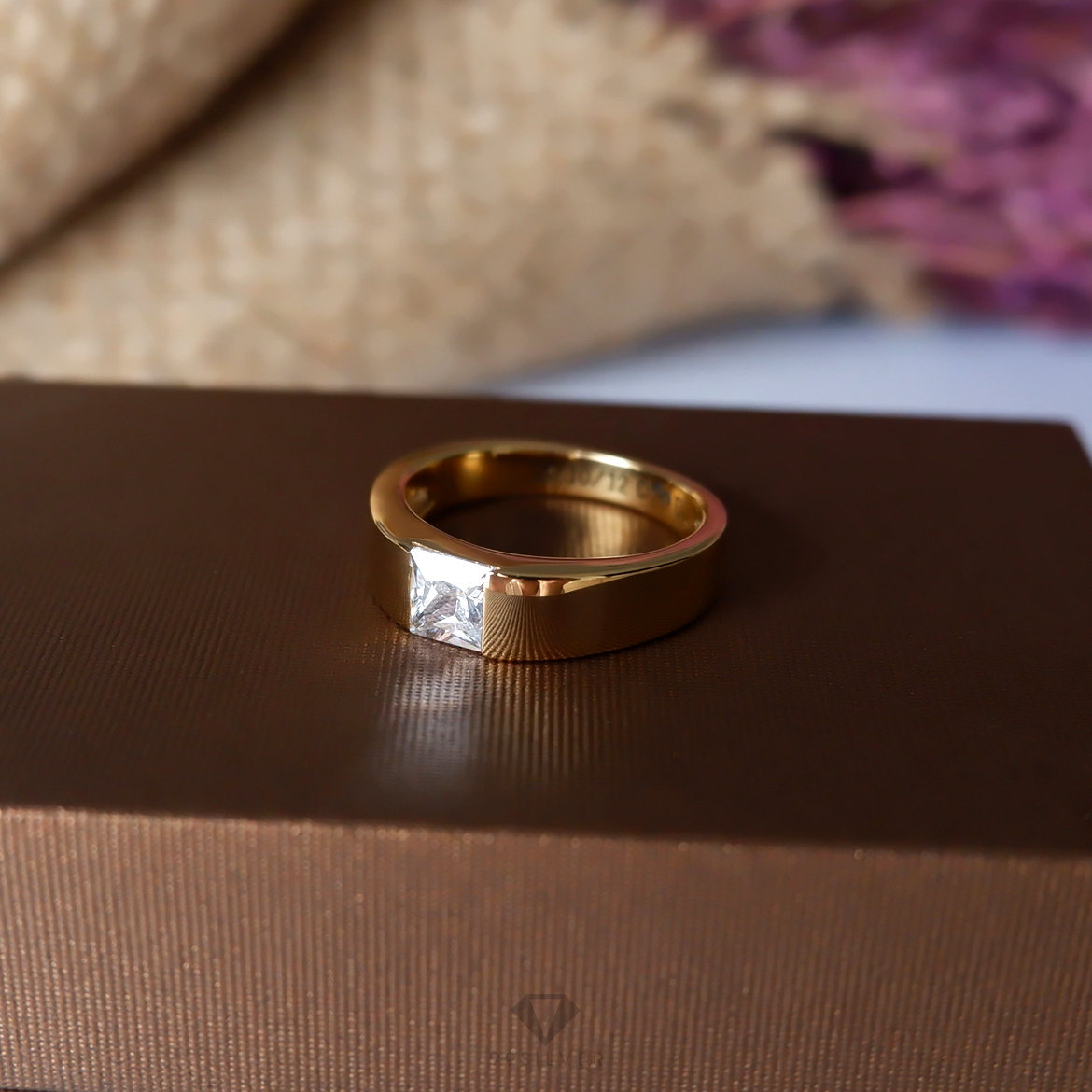 แหวนเงินทรงเหลี่ยมฝังเพชร 1 เม็ด Diamond Cut ขนาด 5 มิลลิเมตร ก้านลดระดับสวยงาม