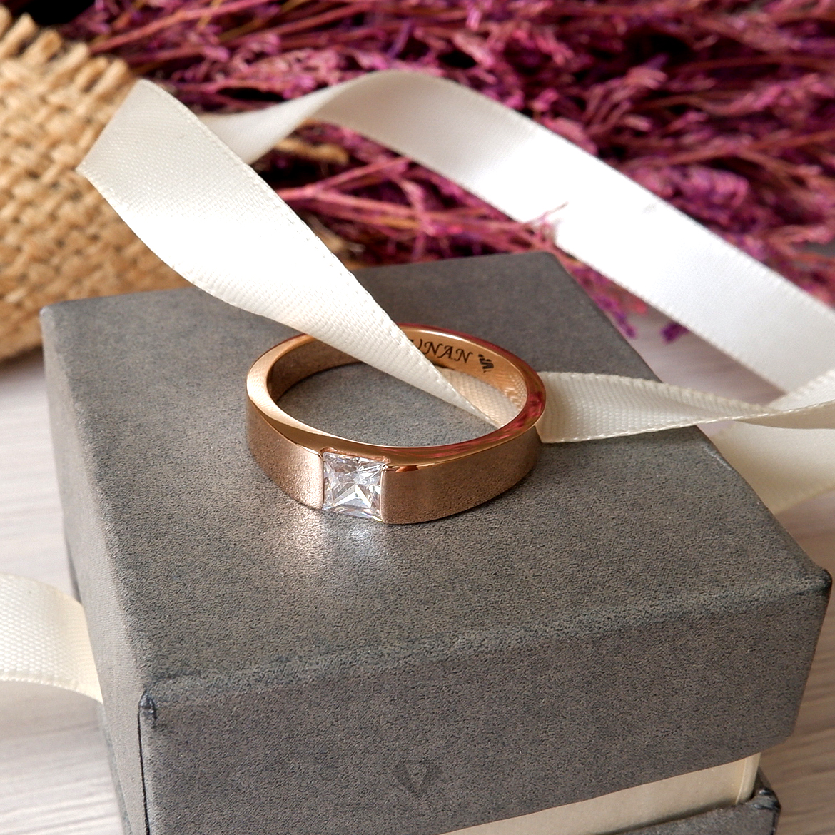 แหวนเงินทรงเหลี่ยมฝังเพชร 1 เม็ด Diamond Cut ขนาด 5 มิลลิเมตร ก้านลดระดับสวยงาม