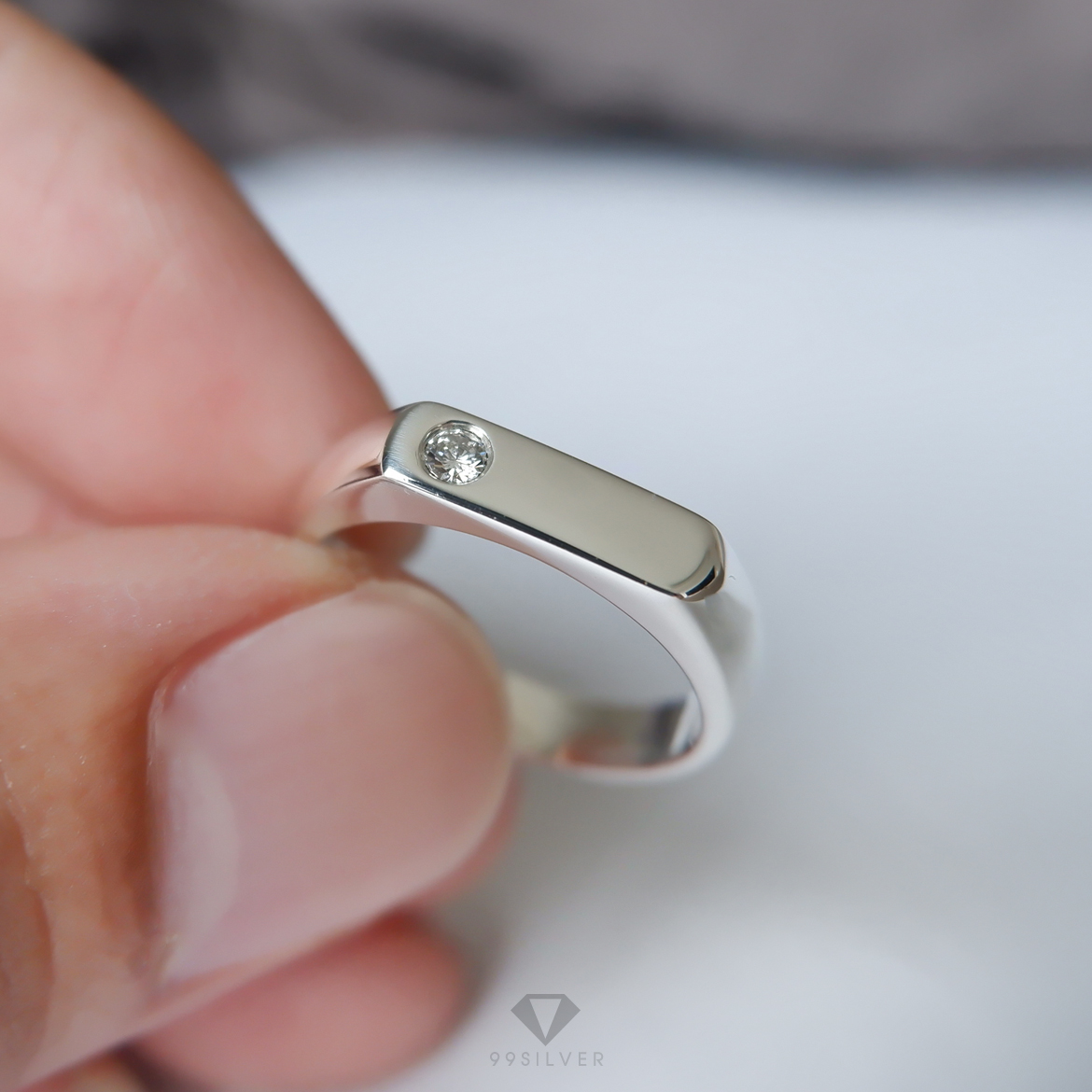 แหวนเงินตัวเรือนหน้าแบนปาด กว้าง 4 มิลลิเมตร ฝังเพชรกลม 1 เม็ด