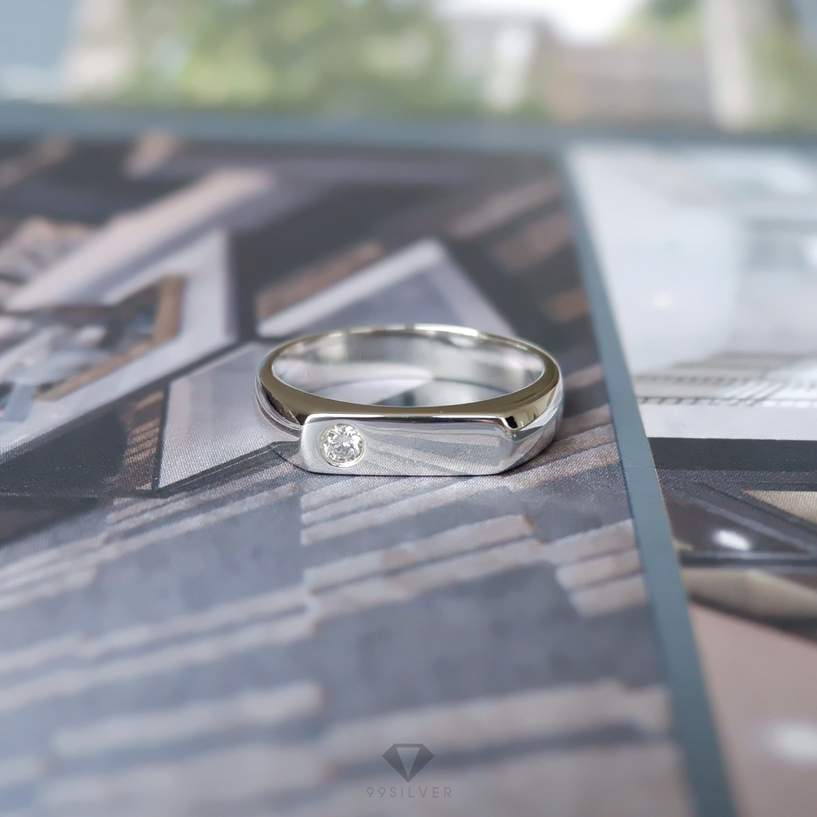 แหวนเงินตัวเรือนหน้าแบนปาด กว้าง 4 มิลลิเมตร ฝังเพชรกลม 1 เม็ด