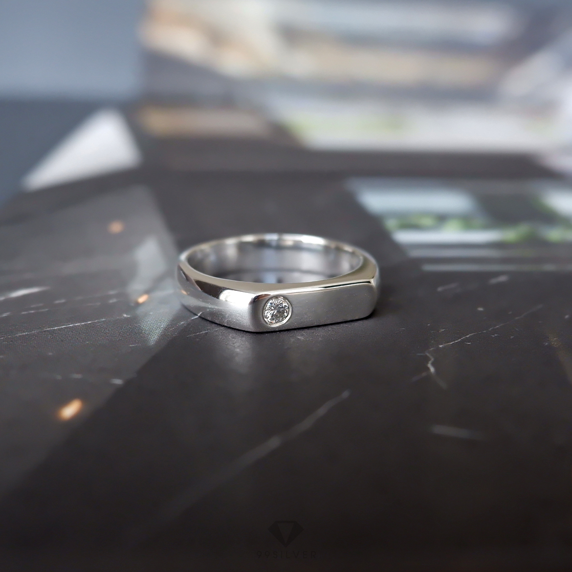 แหวนเงินตัวเรือนหน้าแบนปาด กว้าง 4 มิลลิเมตร ฝังเพชรกลม 1 เม็ด