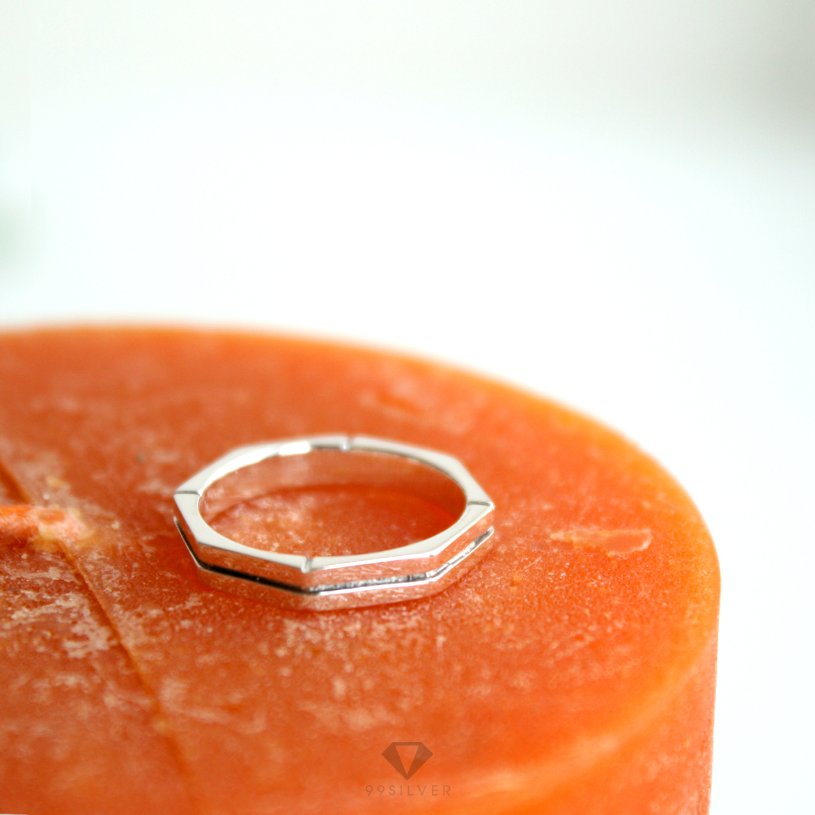 แหวนแปดเหลียม เซาะร่องกลาง ลงยาดำ ตัวเรือนขัดเงา หน้าแหวน 3.5 มม.