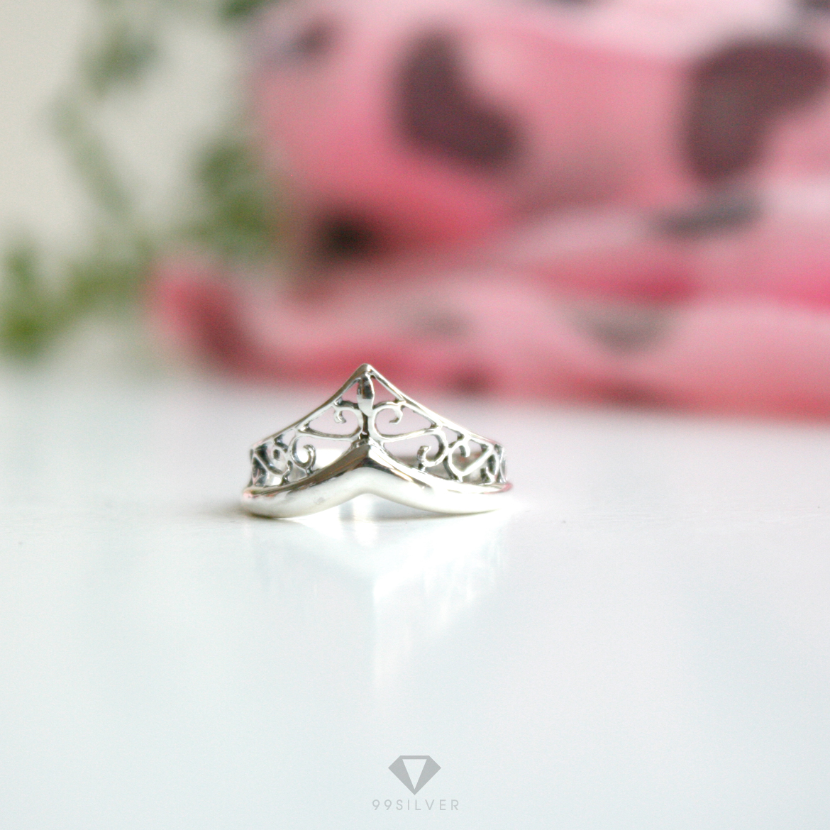 แหวนมงกุฎ ปลายเชิด ตีลายโปร่งรอบวง ก้านแหวน 2.5 มิลลิเมตร