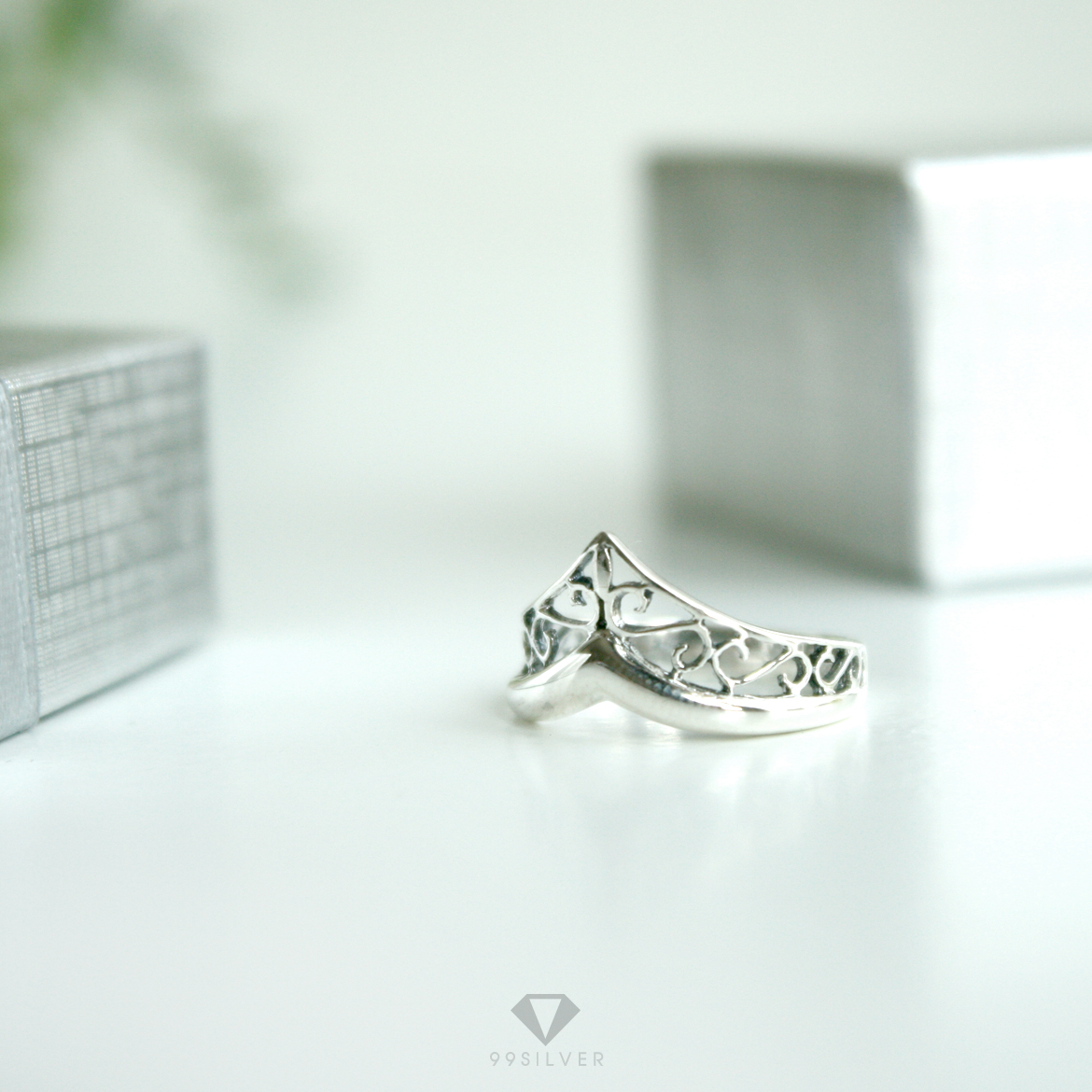 แหวนมงกุฎ ปลายเชิด ตีลายโปร่งรอบวง ก้านแหวน 2.5 มิลลิเมตร