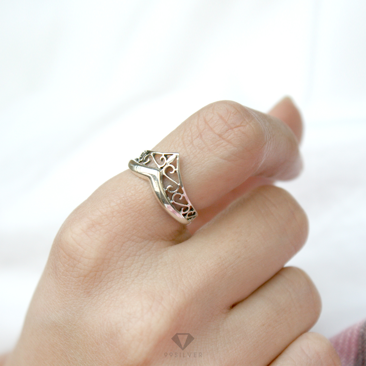 แหวนมงกุฎ ปลายเชิด ตีลายโปร่งรอบวง ก้านแหวน 2.5 มิลลิเมตร