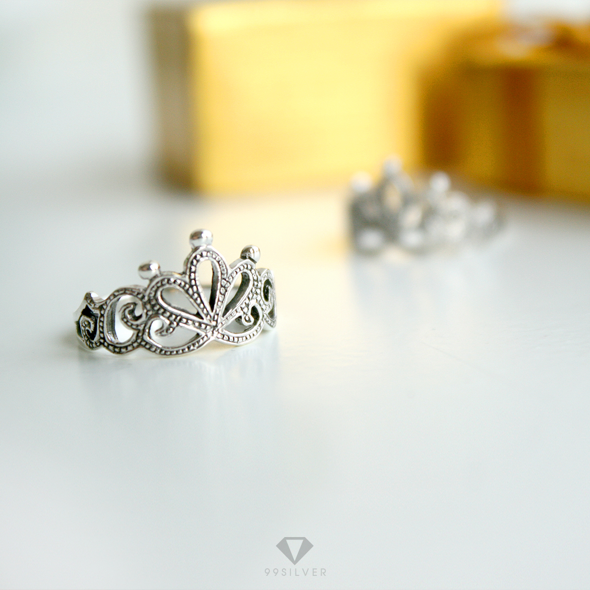 แหวนมงกุฎ ลายเม็ดไข่ปลาเล็ก ตัวเรือนรมดำคลาสสิค  ยอดมงกุฎมีเม็ดบอลเล็ก