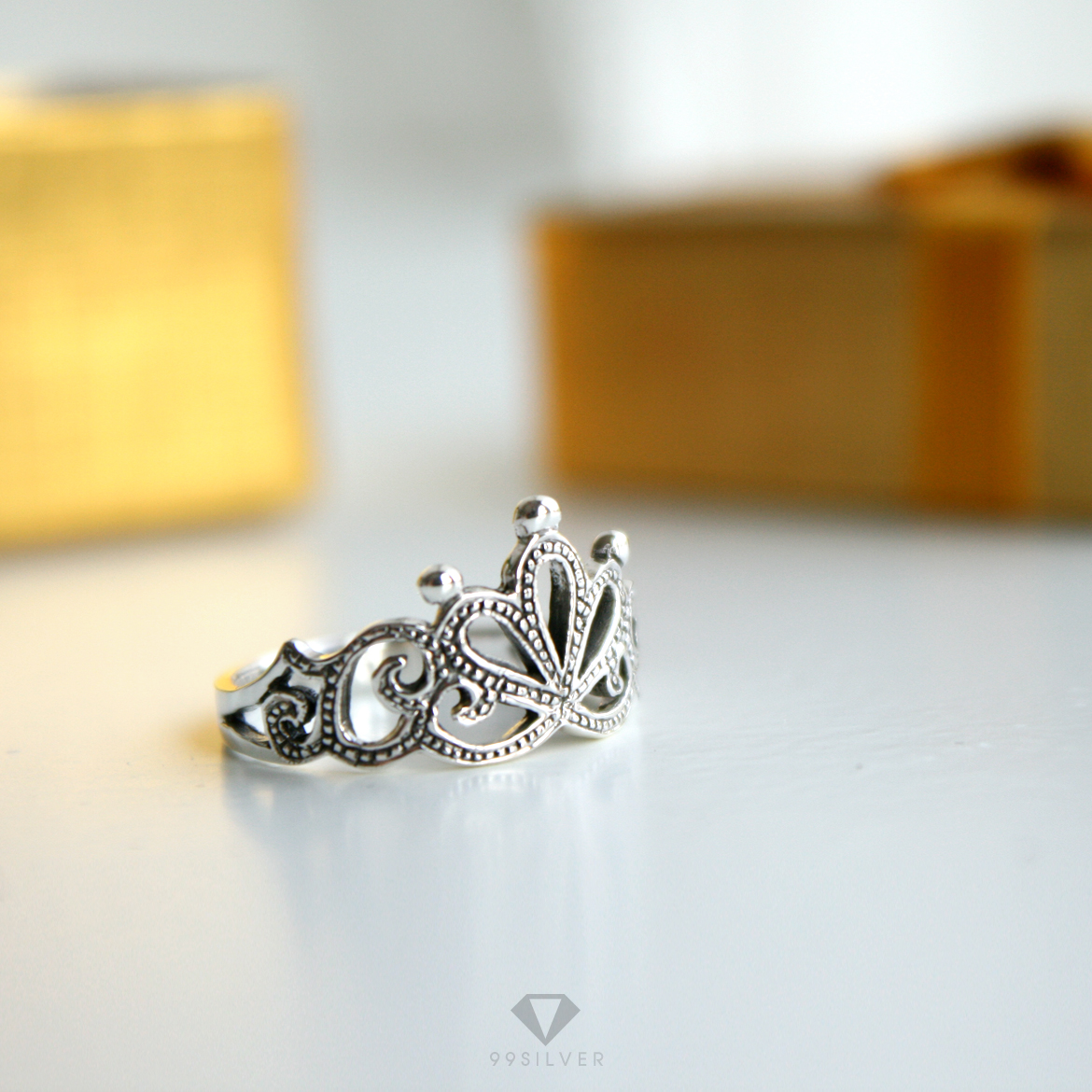 แหวนมงกุฎ ลายเม็ดไข่ปลาเล็ก ตัวเรือนรมดำคลาสสิค  ยอดมงกุฎมีเม็ดบอลเล็ก