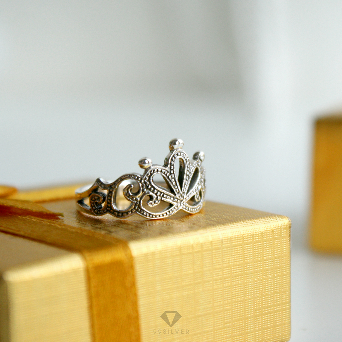 แหวนมงกุฎ ลายเม็ดไข่ปลาเล็ก ตัวเรือนรมดำคลาสสิค  ยอดมงกุฎมีเม็ดบอลเล็ก