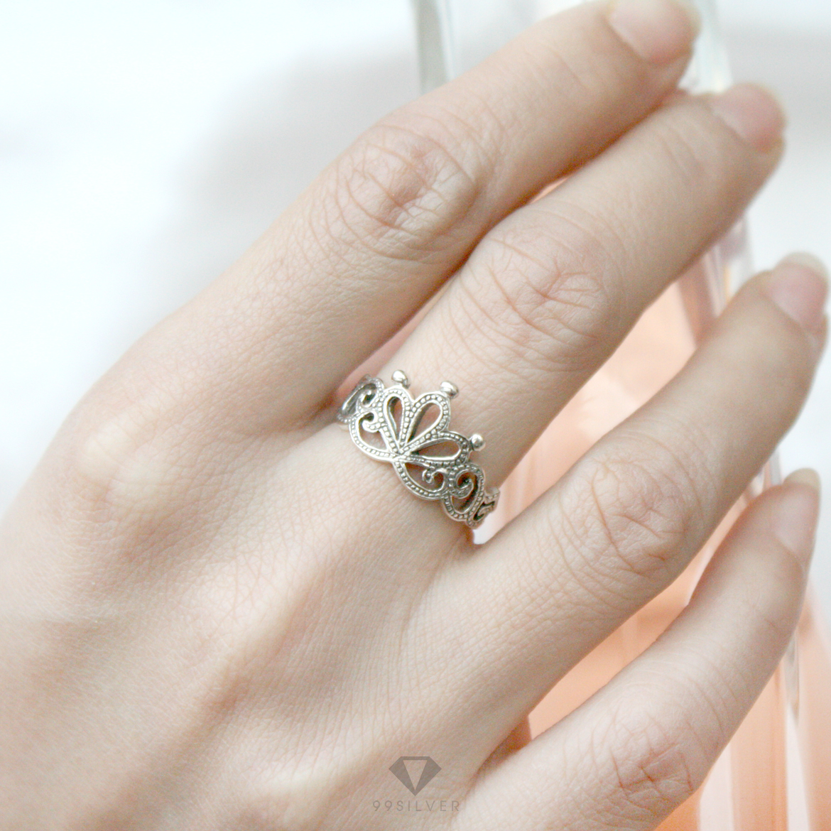 แหวนมงกุฎ ลายเม็ดไข่ปลาเล็ก ตัวเรือนรมดำคลาสสิค  ยอดมงกุฎมีเม็ดบอลเล็ก