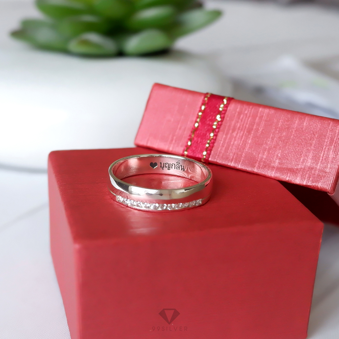 แหวนเงินแท้หน้าโค้งมลเล็กน้อย กว้าง 6 มิลลิมเตร เซาะร่องและฝังเพชร 1 ด้าน