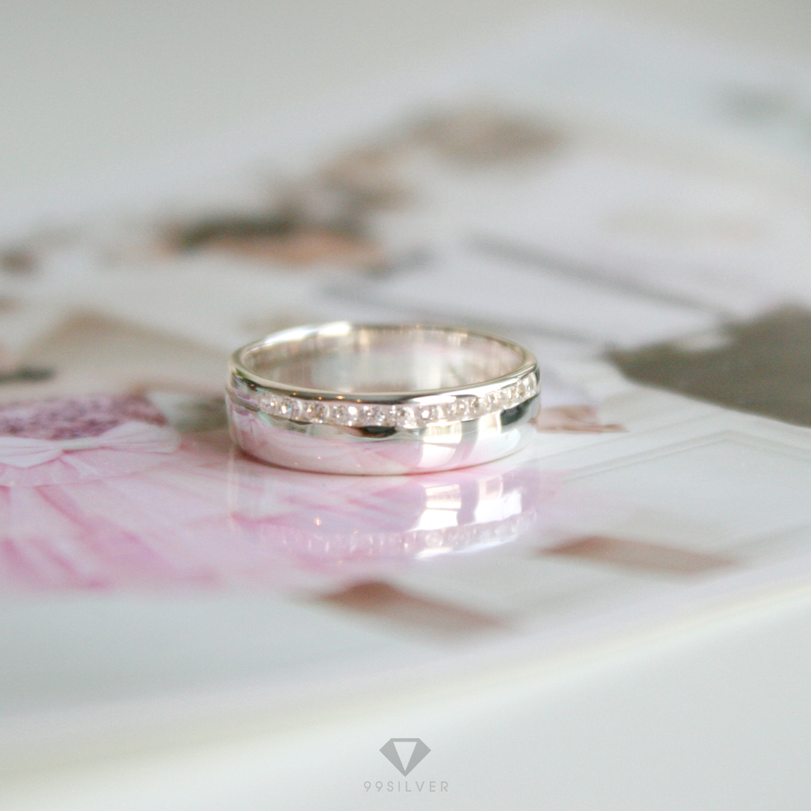 แหวนเงินแท้หน้าโค้งมลเล็กน้อย กว้าง 6 มิลลิมเตร เซาะร่องและฝังเพชร 1 ด้าน