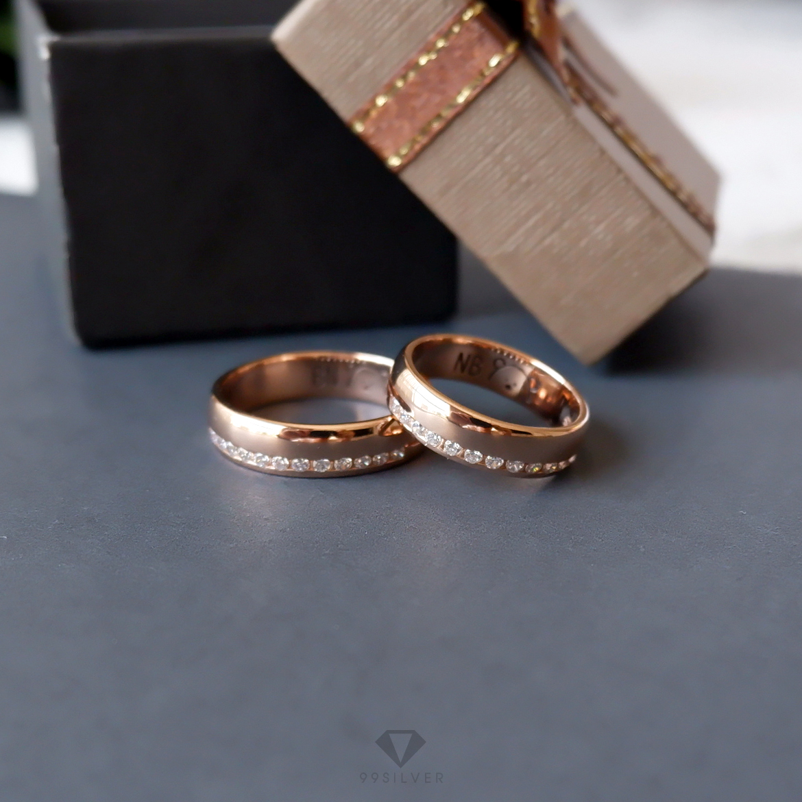 แหวนเงินแท้หน้าโค้งมลเล็กน้อย กว้าง 6 มิลลิมเตร เซาะร่องและฝังเพชร 1 ด้าน