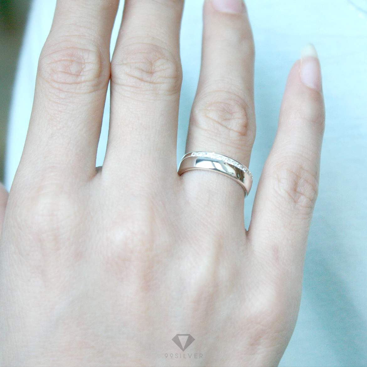 แหวนเงินแท้หน้าโค้งมลเล็กน้อย กว้าง 6 มิลลิมเตร เซาะร่องและฝังเพชร 1 ด้าน