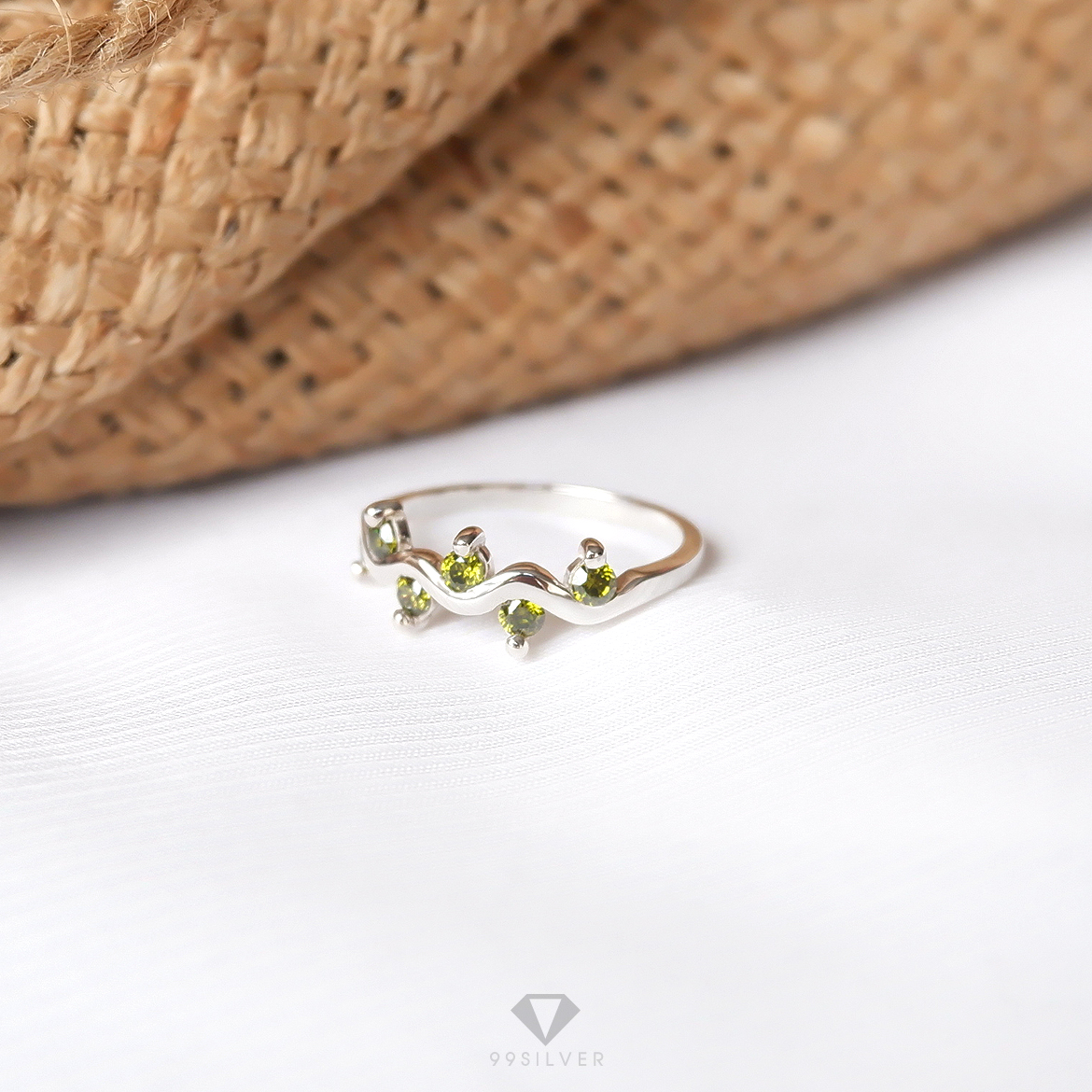 แหวน Olive เพชร CZ Swiss สีมะกอกแท้ (การงาน ความสำเร็จในชีวิต)