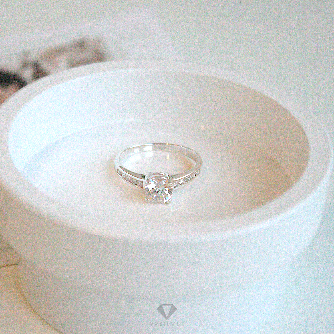 แหวนเงินเพชรชูขนาด 5 มิลลิเมตร ประดับด้วยเพชรเม็ดเล็กข้างตัวเรือน ก้านลดระดับ