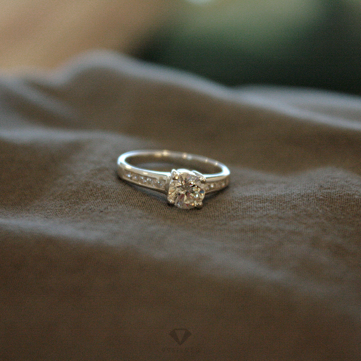 แหวนเงินเพชรชูขนาด 5 มิลลิเมตร ประดับด้วยเพชรเม็ดเล็กข้างตัวเรือน ก้านลดระดับ