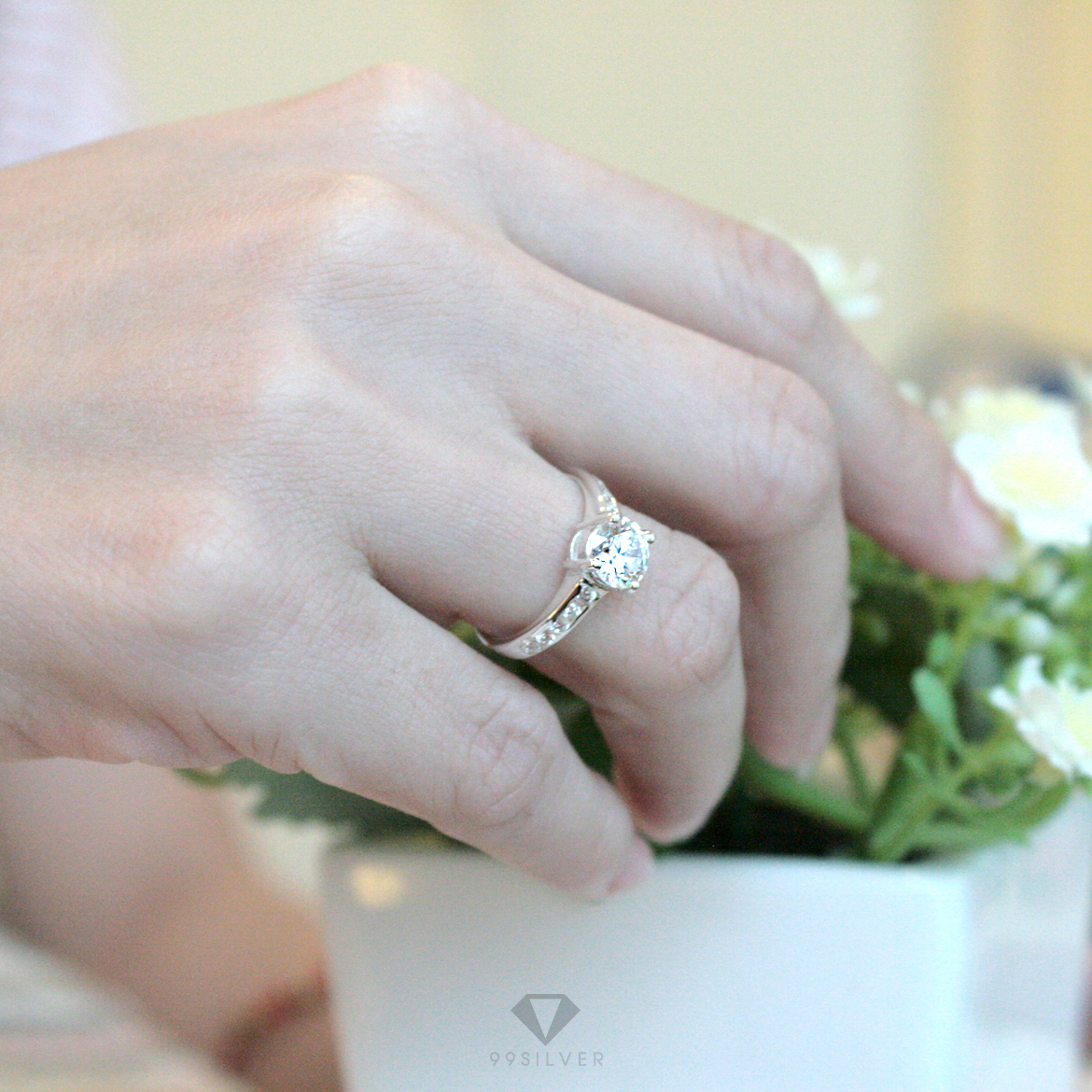 แหวนเงินเพชรชูขนาด 5 มิลลิเมตร ประดับด้วยเพชรเม็ดเล็กข้างตัวเรือน ก้านลดระดับ