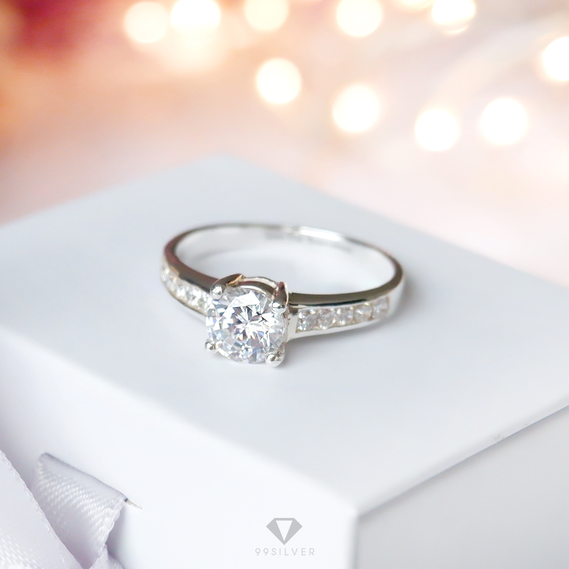 แหวนเงินเพชรชูขนาด 5 มิลลิเมตร ประดับด้วยเพชรเม็ดเล็กข้างตัวเรือน ก้านลดระดับ