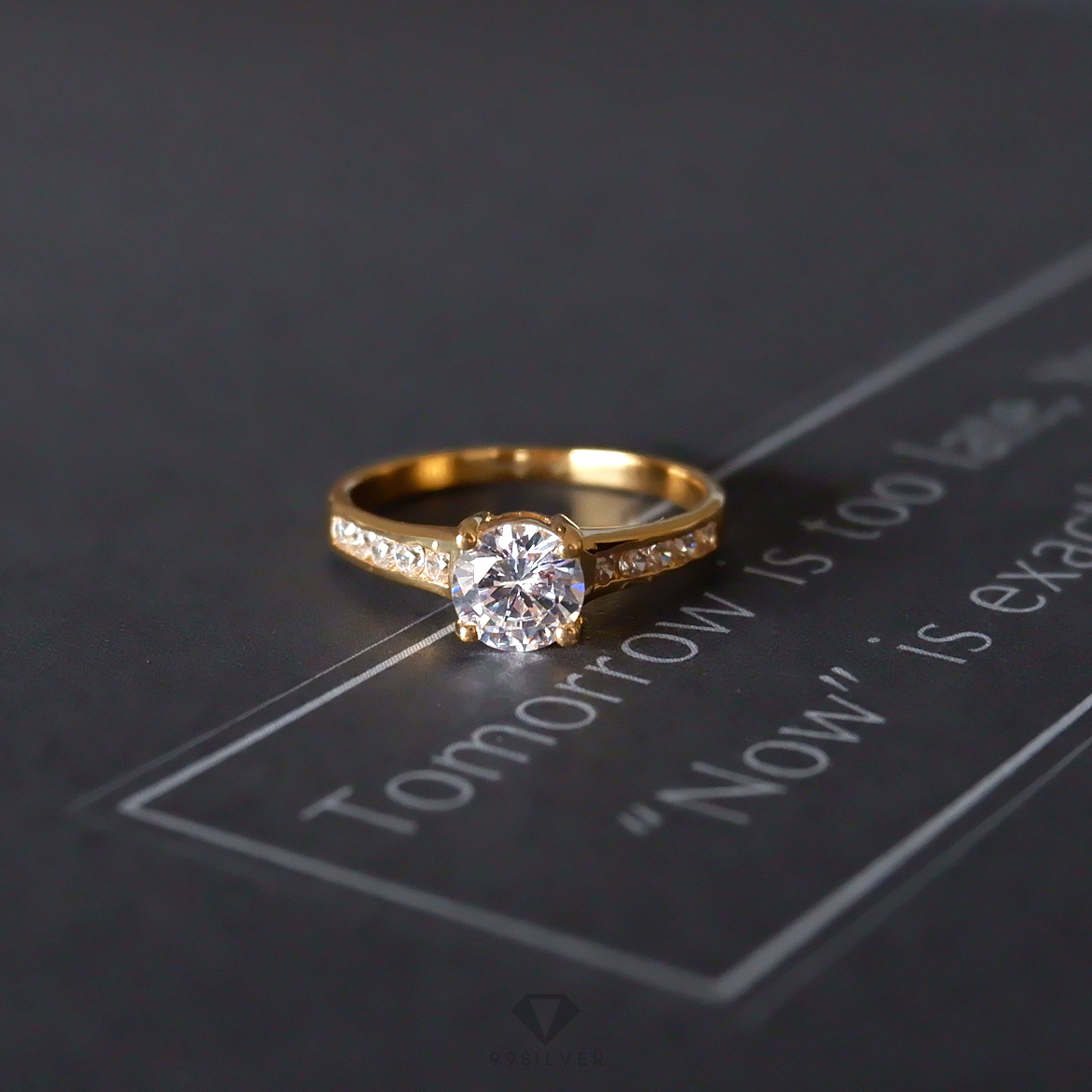 แหวนเงินเพชรชูขนาด 5 มิลลิเมตร ประดับด้วยเพชรเม็ดเล็กข้างตัวเรือน ก้านลดระดับ