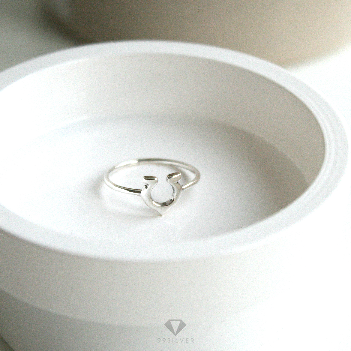 แหวนเกือกม้า เครื่องรางแห่งความโชคดี แบบจิ๋วเงินแท้ (โชคดี โชคลาภ)