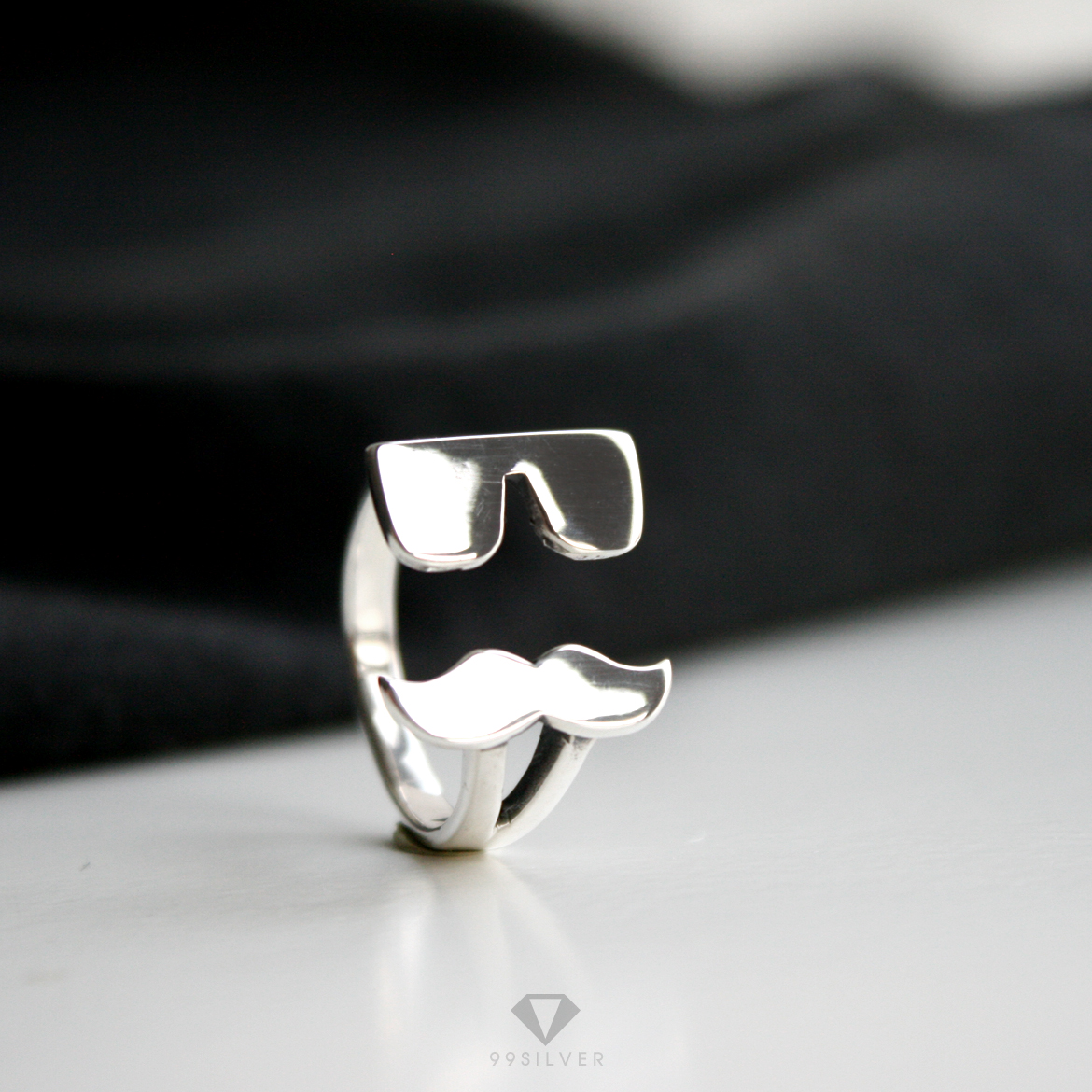 แหวนหนวด ใส่แว่น เป็นรุ่นคอลเล็กชั่น Emo Ring ก้านแหวนไม่เชื่อม