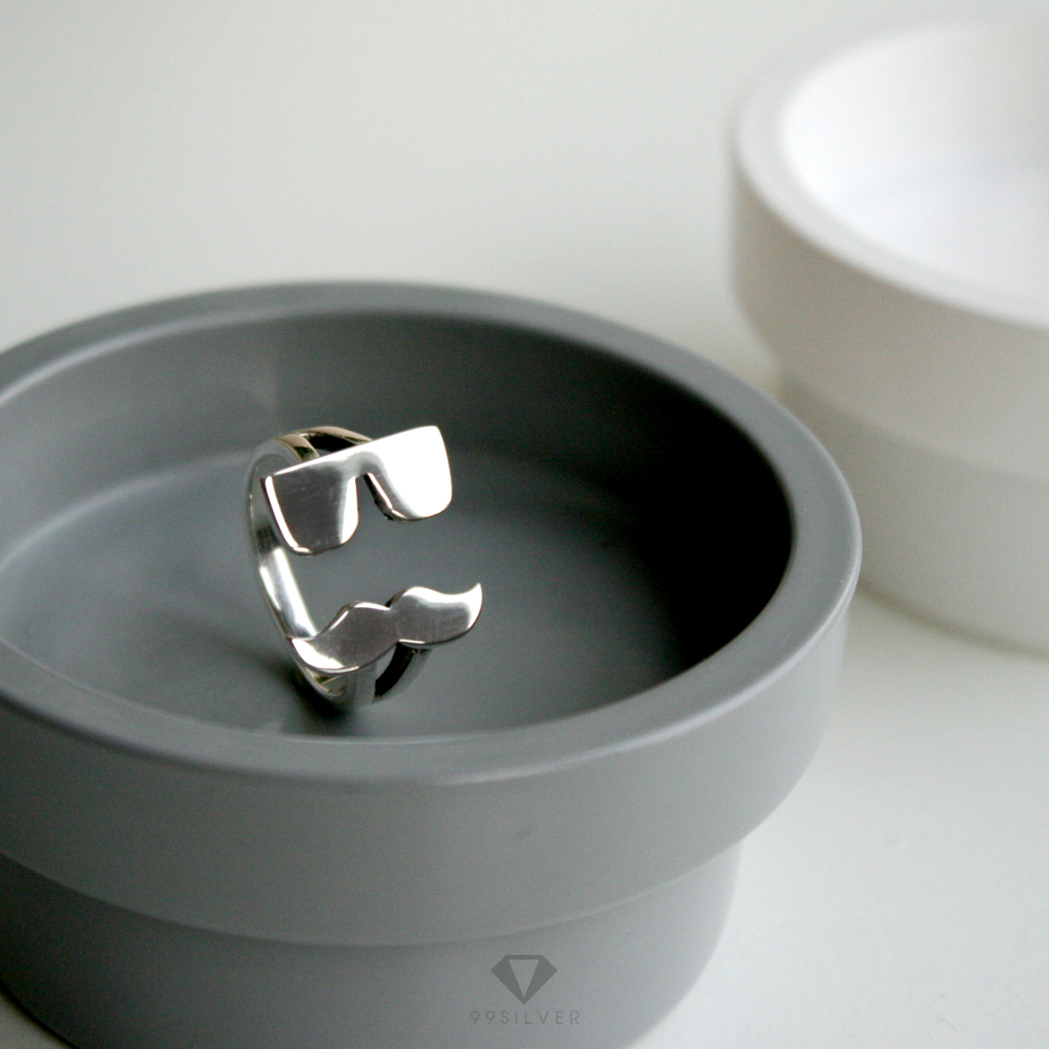 แหวนหนวด ใส่แว่น เป็นรุ่นคอลเล็กชั่น Emo Ring ก้านแหวนไม่เชื่อม