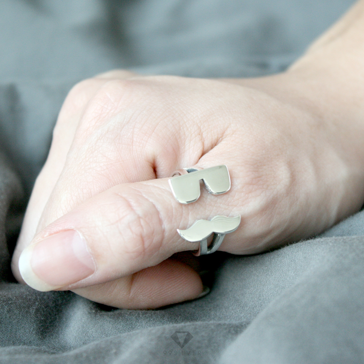 แหวนหนวด ใส่แว่น เป็นรุ่นคอลเล็กชั่น Emo Ring ก้านแหวนไม่เชื่อม