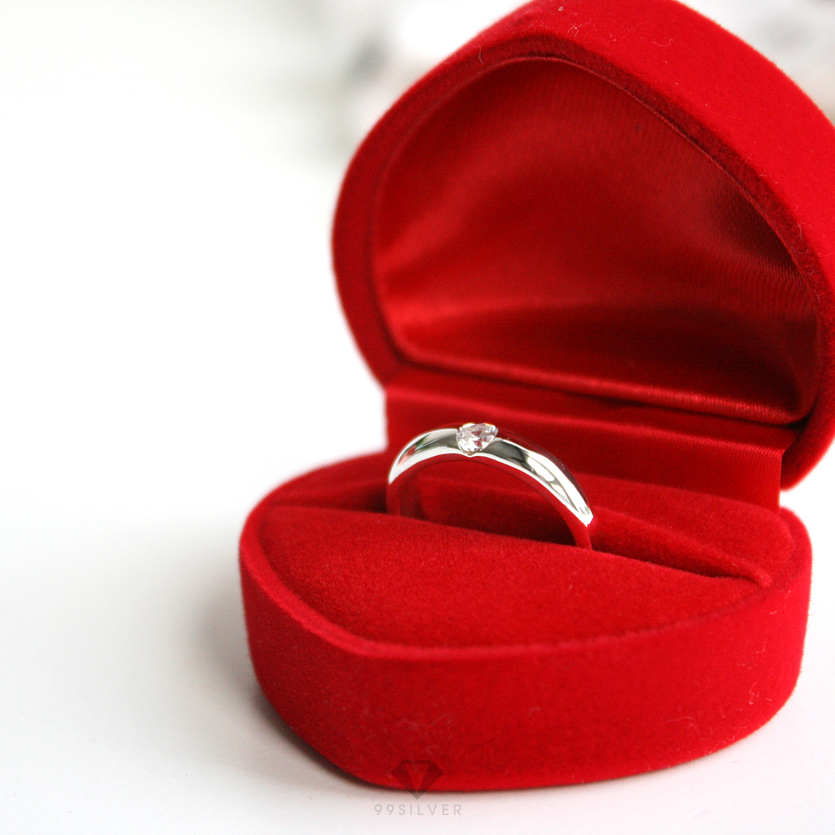 แหวนเงินตัวเรือนโค้งหน้ากว้าง 3.5 มิลลิเมตร ฝังเพชรกลม 1 เม็ด ก้านลดระดับ