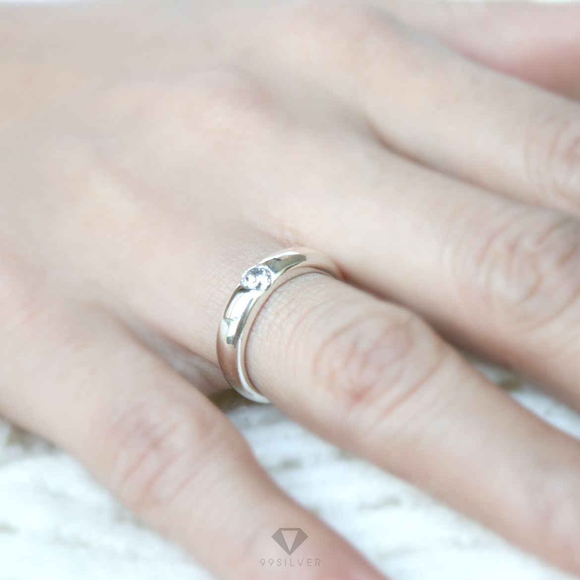 แหวนเงินตัวเรือนโค้งหน้ากว้าง 3.5 มิลลิเมตร ฝังเพชรกลม 1 เม็ด ก้านลดระดับ