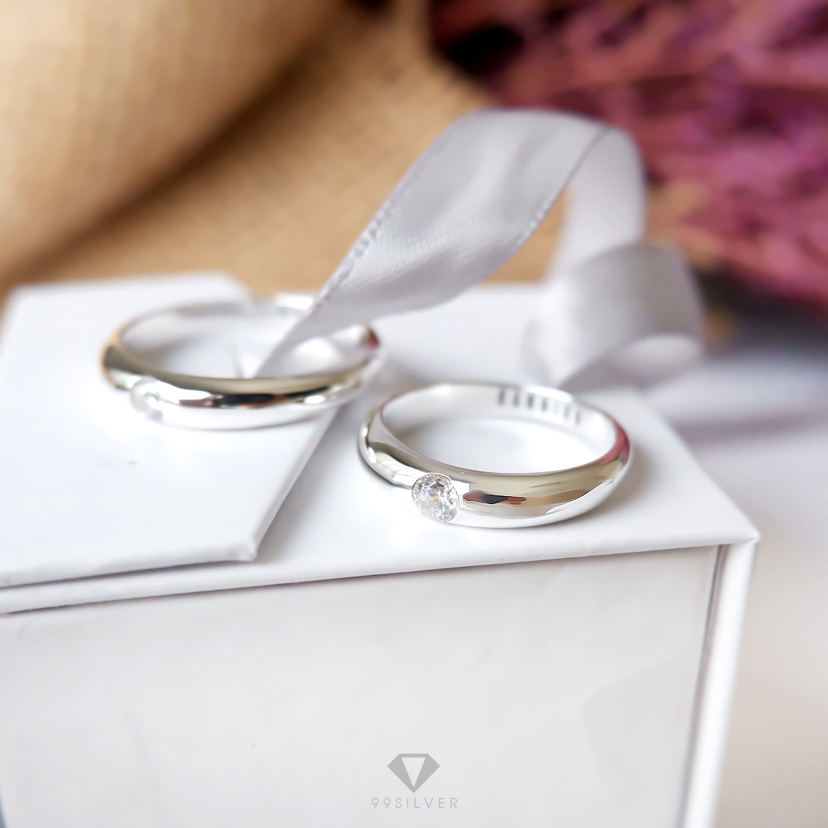 แหวนเงินตัวเรือนโค้งหน้ากว้าง 3.5 มิลลิเมตร ฝังเพชรกลม 1 เม็ด ก้านลดระดับ