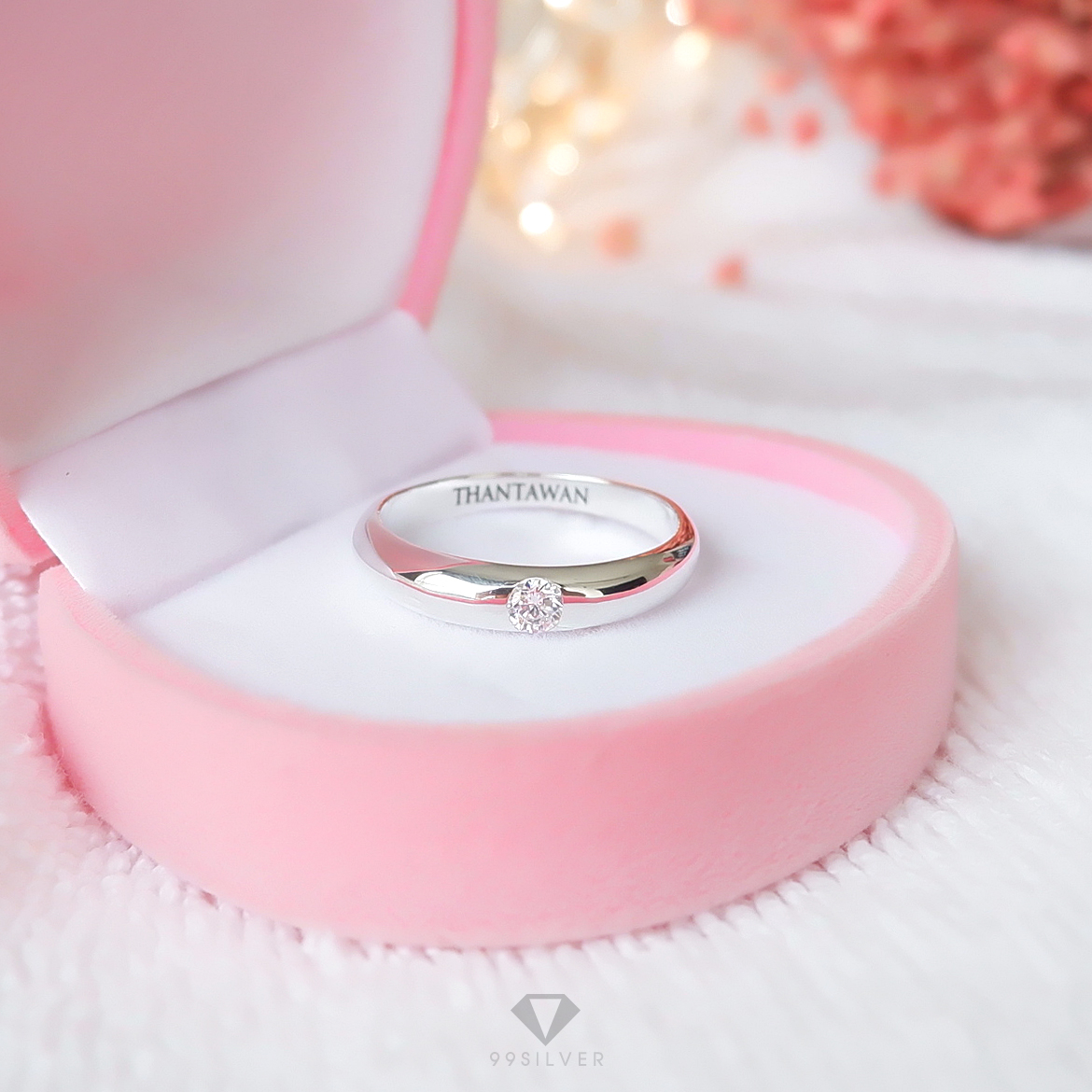 แหวนเงินตัวเรือนโค้งหน้ากว้าง 3.5 มิลลิเมตร ฝังเพชรกลม 1 เม็ด ก้านลดระดับ