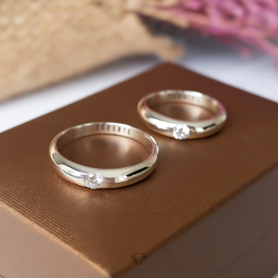 แหวนเงินตัวเรือนโค้งหน้ากว้าง 3.5 มิลลิเมตร ฝังเพชรกลม 1 เม็ด ก้านลดระดับ