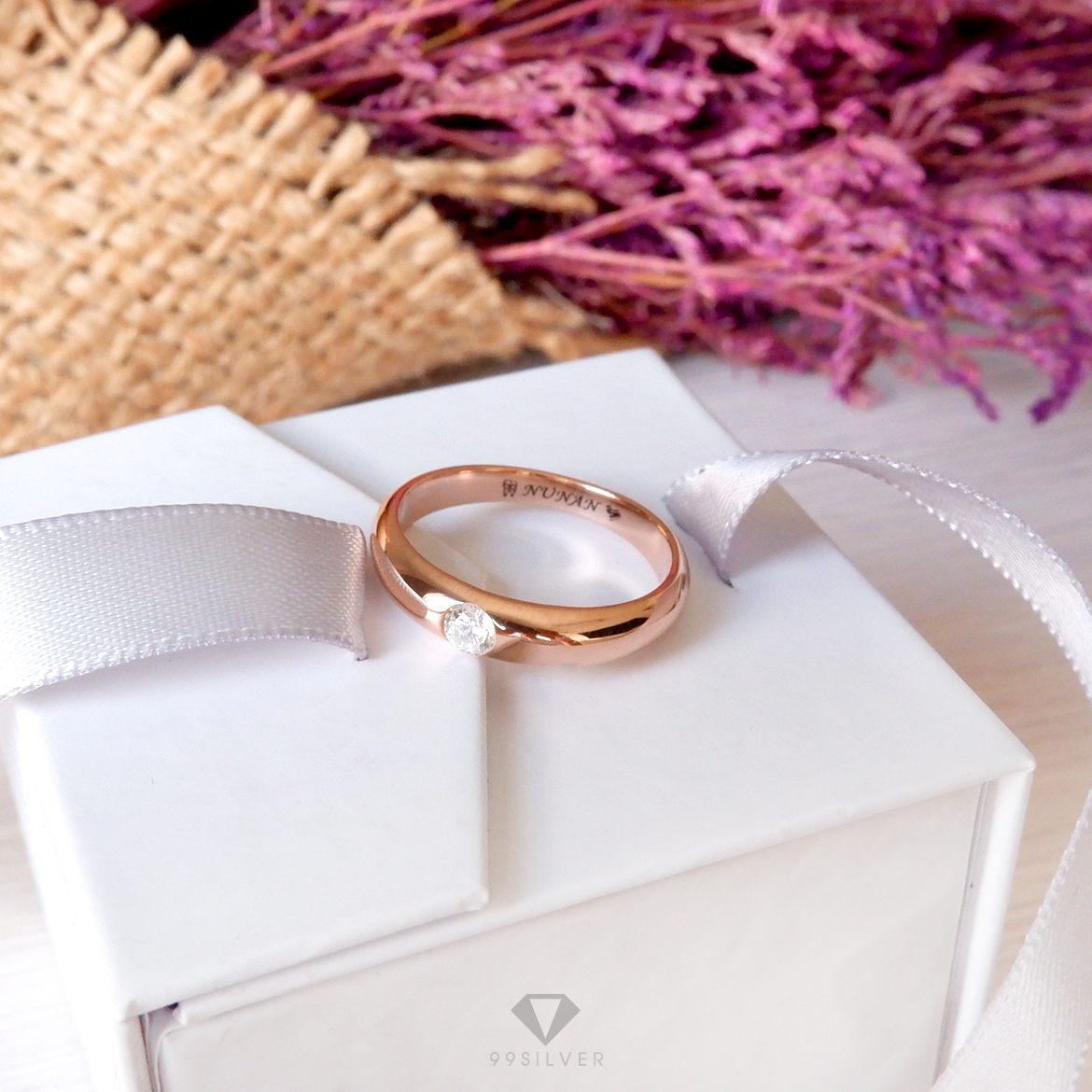 แหวนเงินตัวเรือนโค้งหน้ากว้าง 3.5 มิลลิเมตร ฝังเพชรกลม 1 เม็ด ก้านลดระดับ