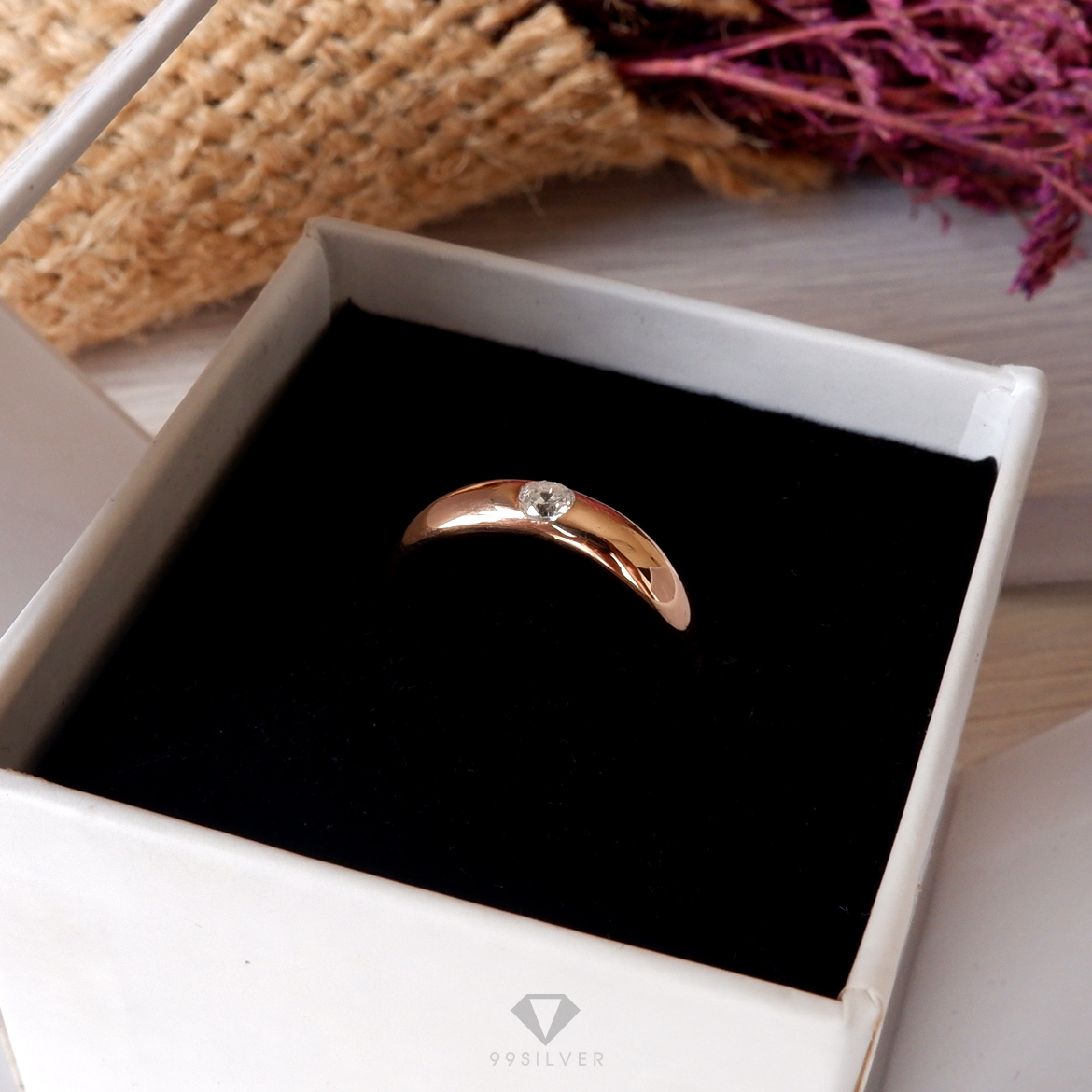 แหวนเงินตัวเรือนโค้งหน้ากว้าง 3.5 มิลลิเมตร ฝังเพชรกลม 1 เม็ด ก้านลดระดับ