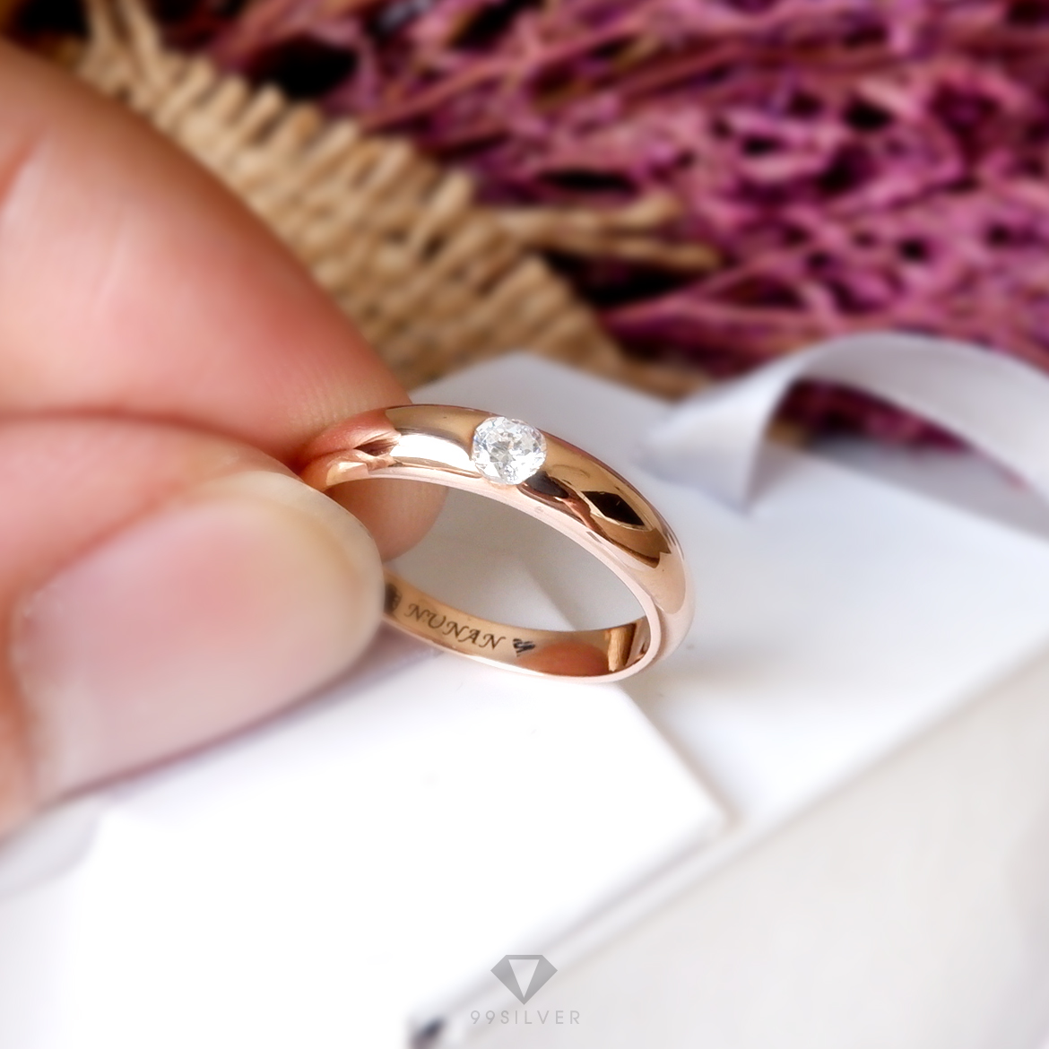 แหวนเงินตัวเรือนโค้งหน้ากว้าง 3.5 มิลลิเมตร ฝังเพชรกลม 1 เม็ด ก้านลดระดับ