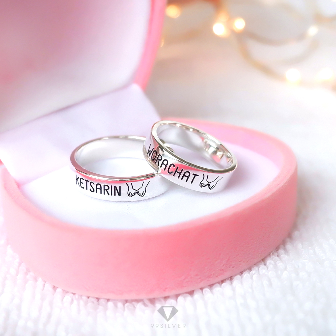 แหวนเงินแท้ หน้ากว้าง 4 มิลลิเมตร ผิวเรียบเงาทรงแบน  สลักอักษรสีดำ