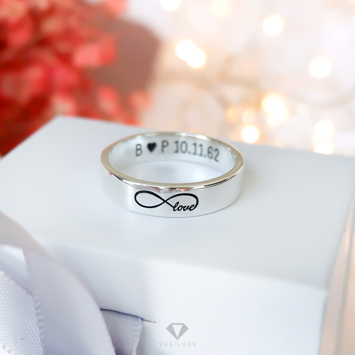 แหวนเงินแท้ หน้ากว้าง 4 มิลลิเมตร ผิวเรียบเงาทรงแบน  สลักอักษรสีดำ