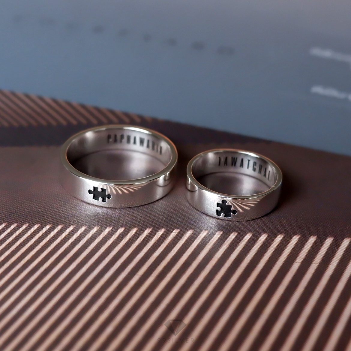 แหวนเงินแท้ หน้ากว้าง 4 มิลลิเมตร ผิวเรียบเงาทรงแบน  สลักอักษรสีดำ