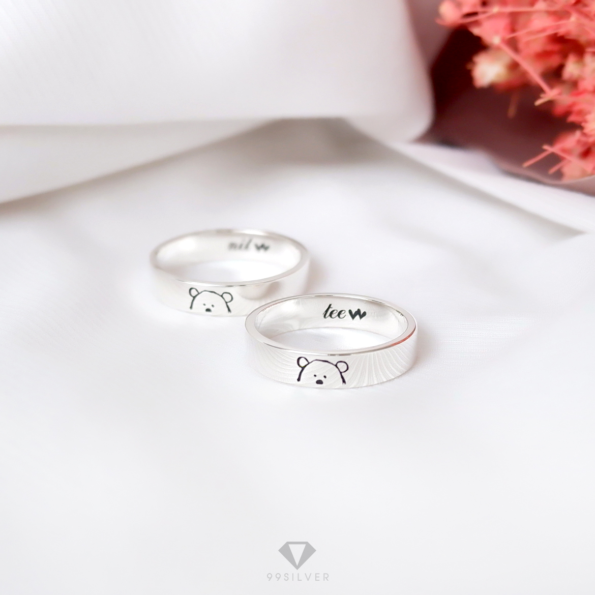 แหวนเงินแท้ หน้ากว้าง 4 มิลลิเมตร ผิวเรียบเงาทรงแบน  สลักอักษรสีดำ