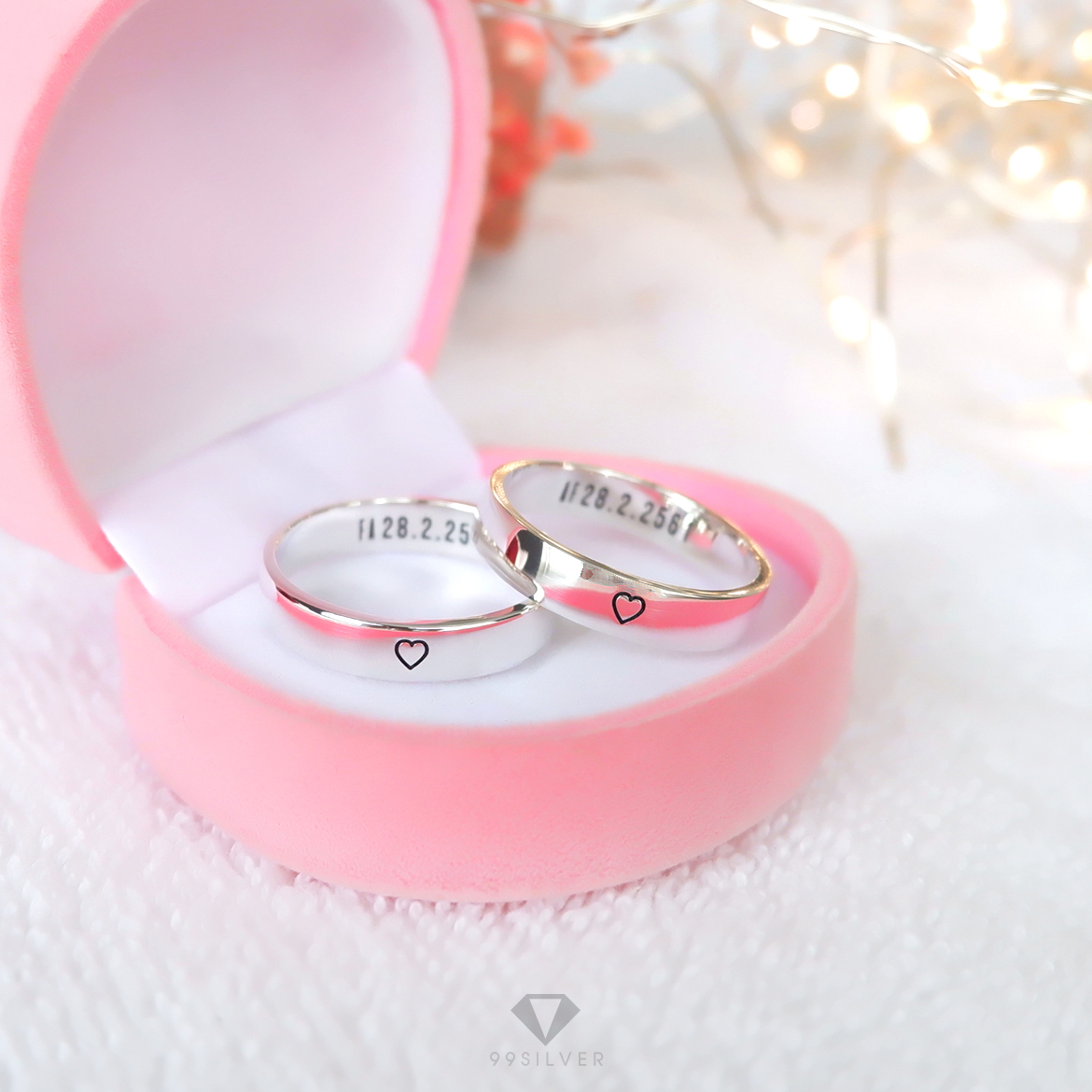 แหวนเงินแท้ หน้ากว้าง 4 มิลลิเมตร ผิวเรียบเงาทรงแบน  สลักอักษรสีดำ