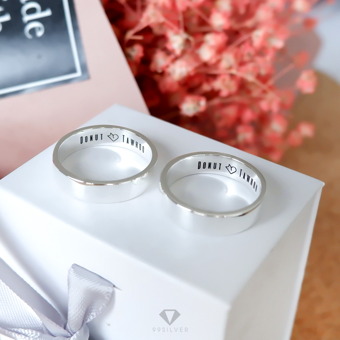 แหวนเงินแท้ หน้ากว้าง 4 มิลลิเมตร ผิวเรียบเงาทรงแบน  สลักอักษรสีดำ